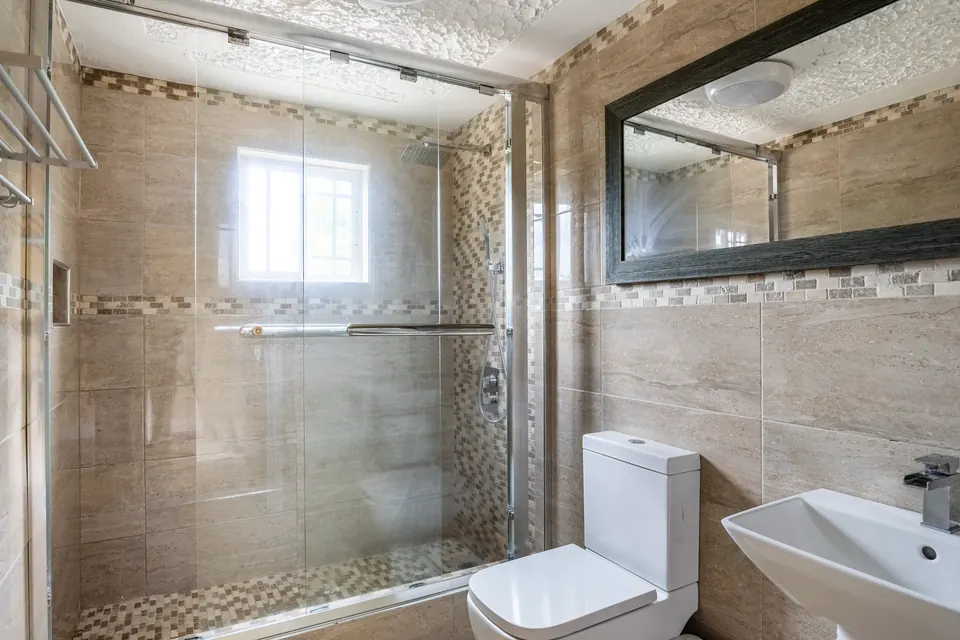 Room 1 en suite Bathroom