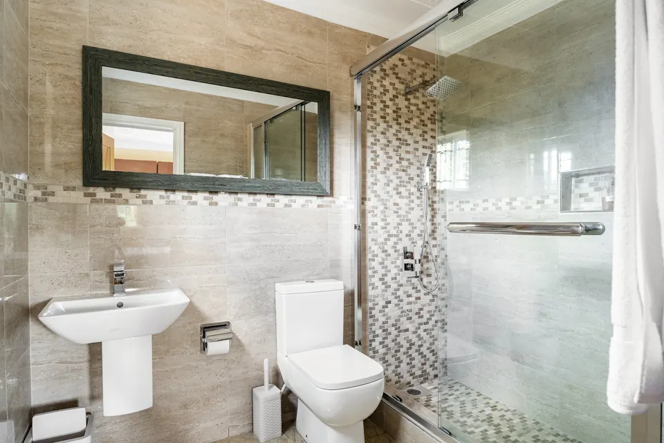 Room 0 en suite Bathroom