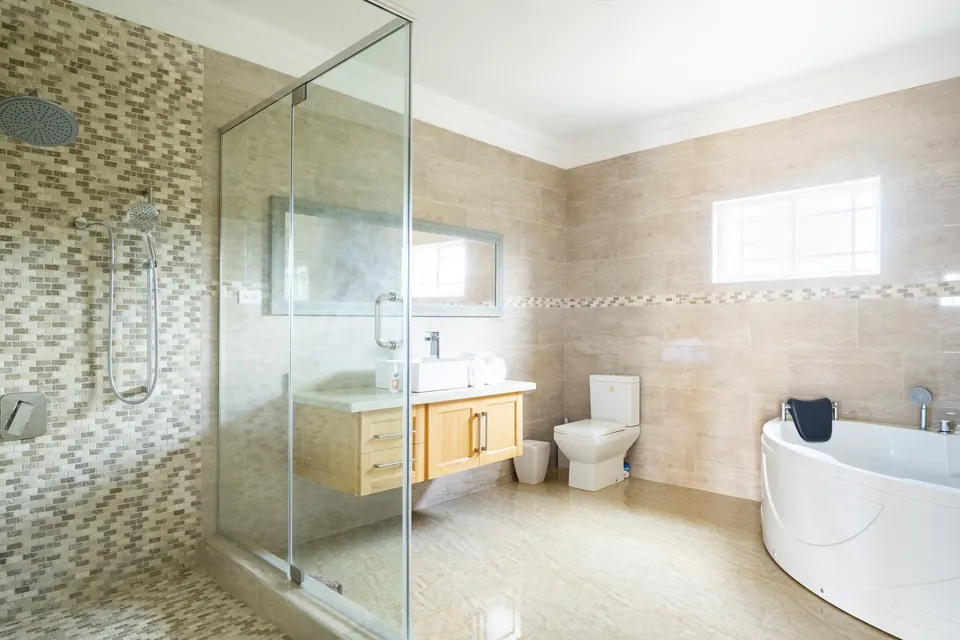 Room 5 en suite Bathroom with shower and jacuzzi.