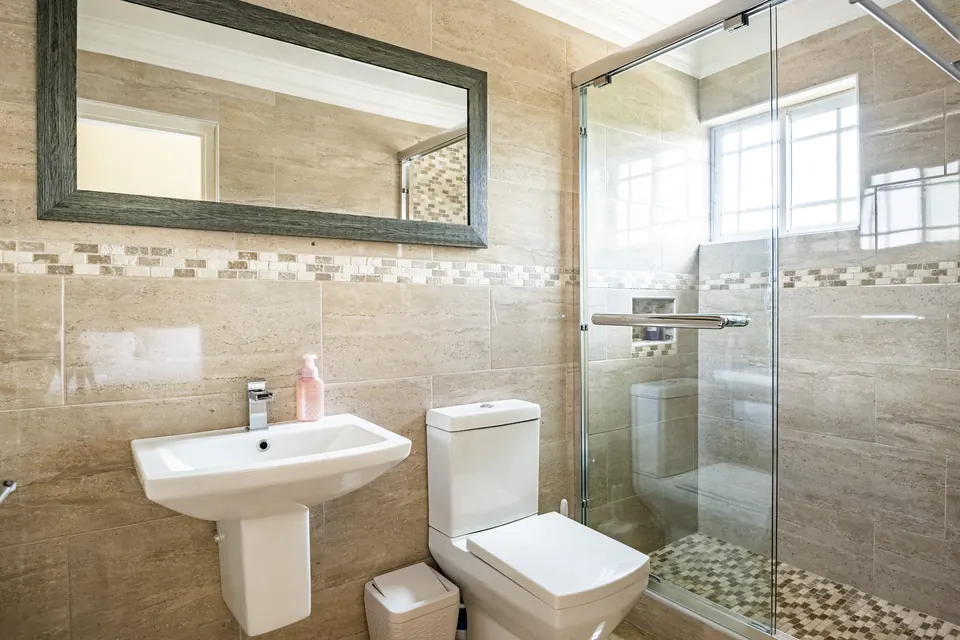 Room 10 Bathroom